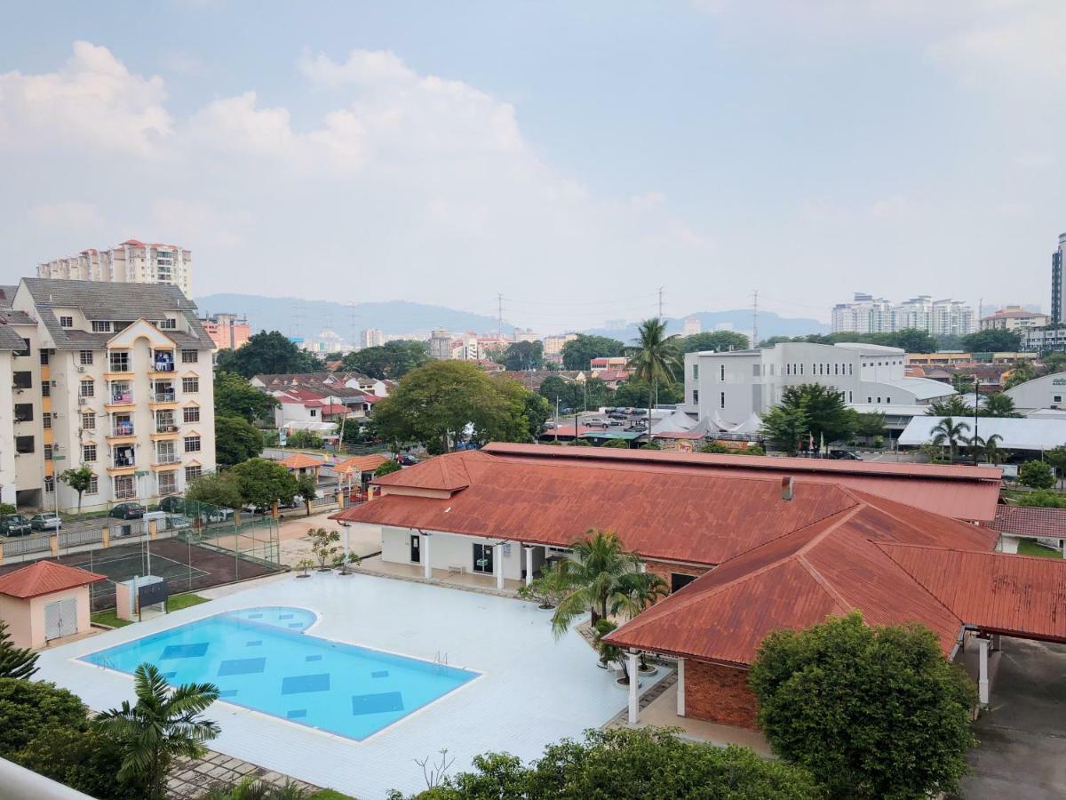 Farah Tiara Duta Ampang Selangor * Ampang (Selangor)